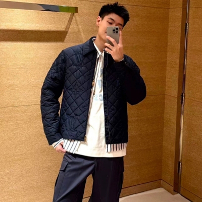 LV路易威登 2025fw 藏青絎縫夾克棉服菱形絎縫裡藏著立體暗紋，金色拉鍊與五金細節如點睛之筆，讓藏青底色更顯質感層次。翻領設計俐落大氣，輕便充棉兼具保暖與造型感，不管是配西裝褲走商務輕奢風，還是搭牛仔潮出街
