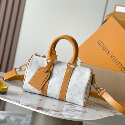 LV路易威登 特級MB163c晶片版原廠皮 本款 Keepall Bandouliere 25 手袋 型號：M15706白動態晶片 材料：A級全鋼五金，進口原廠面料 包裝：全套原廠免稅MB包裝 尺寸：25*15