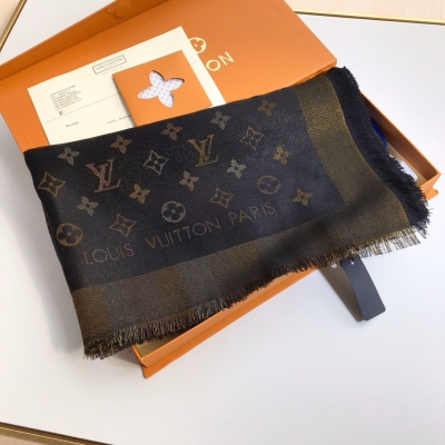 LV路易威登 日間與晚宴造型的理想搭配，此款披肩以Monogram花紋背景搭配明亮的Monogram 金銀線絲料工藝更顯柔美精緻質感。尺寸140*140cm