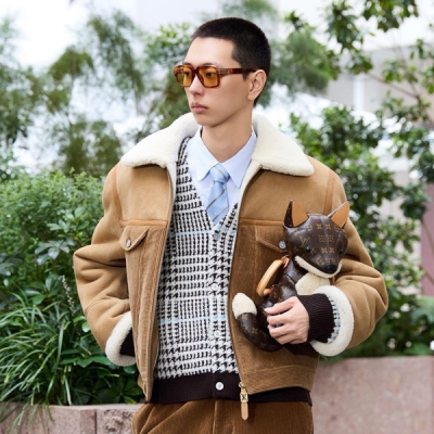 LV路易威登 2026早春新款定制羊羔毛翻領燈芯絨拼接棉服外套出貨面料紗線舒適又細膩高級領口搭配淨色 羊羔毛面料 男女同款穿搭現貨S/M/L