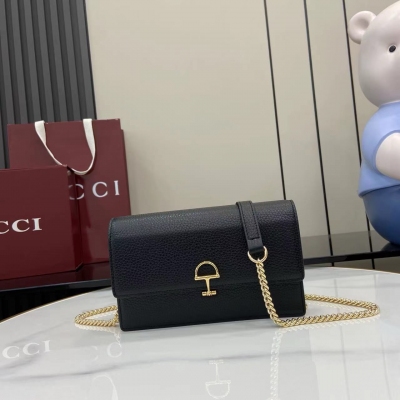 Gucci古馳 新品 這款Gucci Softbit系列肩背包匠心融蘊大號半馬銜扣造型品牌經典馬術風格配件。黑色粒面牛皮革 淺金色調配件 黑色色超細纖維襯裡 半馬銜扣 型號：837373。尺寸：20x13x6cm。顏色：黑色/原廠皮。義大利