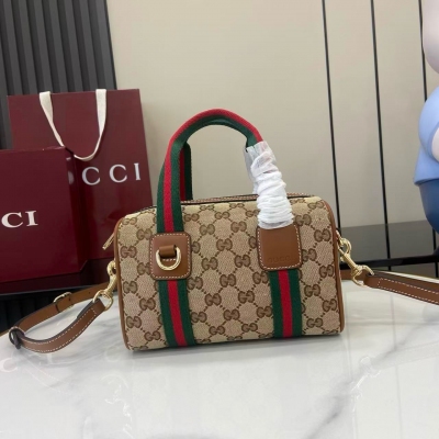 Gucci古馳 品牌甄選GG迷你手袋靈感源自Gucci標誌性旅行包的造型風格。這款手袋採用帆布匠心打造，配有條紋織帶提手與可拆卸肩帶，煥新演繹品牌經典元素，致敬品牌在旅行箱包領域的悠久傳承。米色和棕色GG帆布 棕色皮革滾邊 淺金色調配件 棕