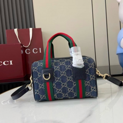 Gucci古馳 品牌甄選GG迷你手袋靈感源自Gucci標誌性旅行包的造型風格。這款手袋採用帆布匠心打造，配有條紋織帶提手與可拆卸肩帶，煥新演繹品牌經典元素，致敬品牌在旅行箱包領域的悠久傳承。米色和棕色GG帆布 棕色皮革滾邊 淺金色調配件 棕
