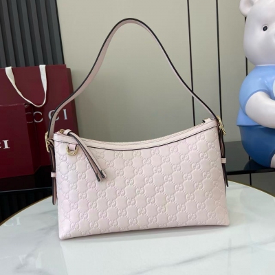 Gucci古馳 新品 2025秋冬系列, GG Emblem系列煥新詮釋品牌的雋永優雅風範和精湛工藝。這款肩背包採用GG壓花皮革匠心製作，盡顯精緻紋理。古馳淺粉色(Rosso Ancora)GG印花壓紋皮革 淺金色調配件 古馳淺粉色棉質襯裡