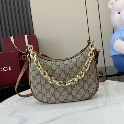 Gucci古馳 新品 2025秋冬系列, 全新GG Emblem系列煥新詮釋品牌的雋永優雅風範和精湛工藝。設計精心搭配鏈式肩帶，並隨附可調節皮革肩帶。米色和深棕色全新GG字母圖案塗層織物 棕色皮革滾邊 淺金色調配件 紅綠織帶棉布襯裡 內部：