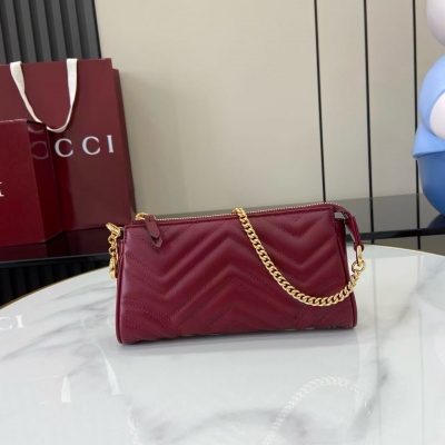 Gucci古馳 新品 2025秋冬系列, 這款小號肩背包選用柔軟而不失挺括的廓形，搭配標誌雙G拉鍊頭，彰顯GG Marmont系列風尚。切面鏈式肩帶與金色調配件相得益彰，內部的牛皮革翻蓋口袋更添實用性能。黑色絎縫V型牛皮革 金色調配件 酒紅