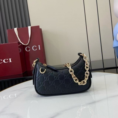 Gucci古馳 新品 2025秋冬系列, 這款小號肩背包選用圓形廓形搭配金色調配件和鏈式背帶，彰顯GG Emblem系列風尚。採用拉鍊開合設計，內部配有一個卡片口袋，棉麻襯裡再添精緻質感。古馳安可拉紅(Rosso Ancora)GG印花壓紋