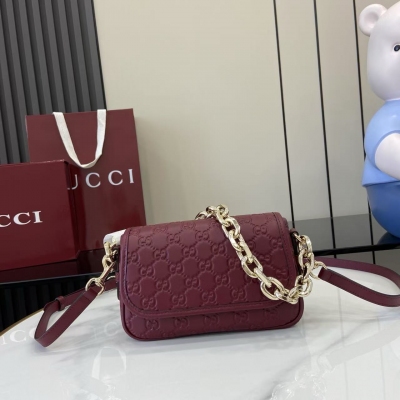 Gucci古馳 新品 2025秋冬系列, 全新GG Emblem系列煥新詮釋品牌的雋永優雅風範和精湛工藝。設計精心搭配鏈式肩帶，並隨附可調節牛皮革肩帶。安可拉紅色GG印花壓紋牛皮革 淺金色調配件 安可拉紅色棉質襯裡 內部：一個開口口袋 鏈式