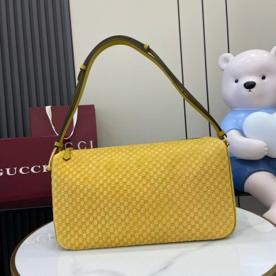 Gucci古馳 煥新呈現Gucci Half Horsebit系列，以現代風格煥新演繹品牌最具標誌性的元素之一。該系列巧妙融蘊休閒廓形與標誌性的半馬銜扣配件，這也是其名稱的由來。黃色GG壓花絨面材質 金色調配件 棕色棉麻混紡襯裡 半馬銜扣