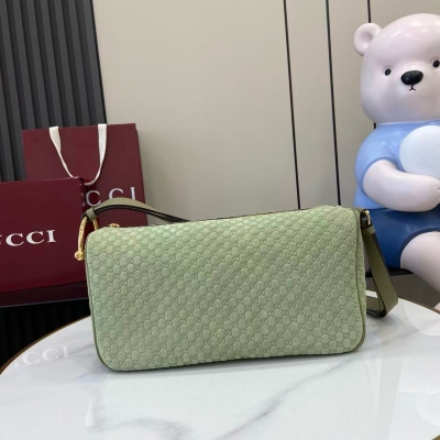 Gucci古馳 煥新呈現Gucci Half Horsebit系列，以現代風格煥新演繹品牌最具標誌性的元素之一。該系列巧妙融蘊休閒廓形與標誌性的半馬銜扣配件，這也是其名稱的由來。灰綠色GG印花壓紋絨面材質 金色調配件 棕色棉麻混紡襯裡 半馬