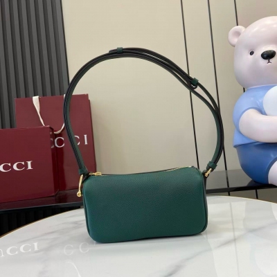 Gucci古馳 品牌以當代視角演繹標誌性元素，煥新呈現Gucci半馬銜扣設計，選用貼合身形的柔軟牛皮革為經典配件注入新意風尚。這款迷你手袋以粒面軟皮匠心打造，側面飾有半馬銜扣細節。綠色粒面軟皮 淺金色調配件 同色調棉麻混紡襯裡 半馬銜扣 牛