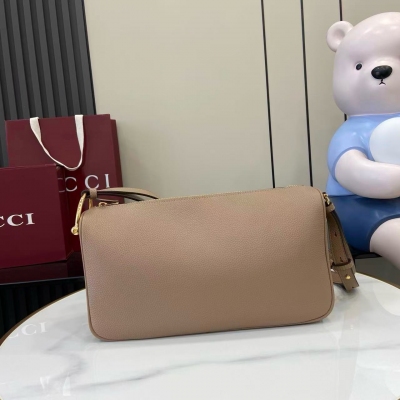 Gucci古馳 煥新呈現Gucci Half Horsebit系列，以現代風格煥新演繹品牌最具標誌性的元素之一。該系列巧妙融蘊休閒廓形與標誌性的半馬銜扣配件，這也是其名稱的由來。灰褐色粒面軟皮 金色調配件 灰褐色棉麻混紡襯裡 半馬銜扣 內部