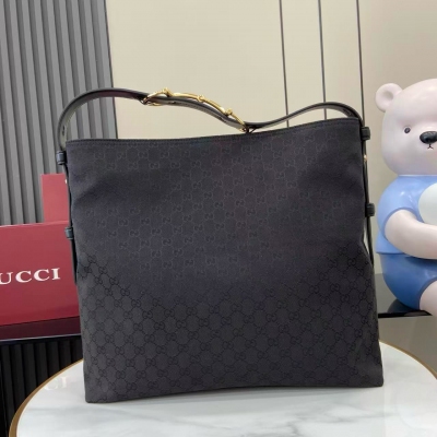 Gucci古馳 2025秋冬系列, Gucci Beatrix系列手袋採用休閒廓形，肩帶上飾以標誌性的馬銜扣細節，進一步提升時尚感。金色調配件令整款設計更顯精緻典雅的氣息，內部拉鍊口袋可安全收納隨身物品。兼具優雅與實用性，輕鬆容納日常必需品