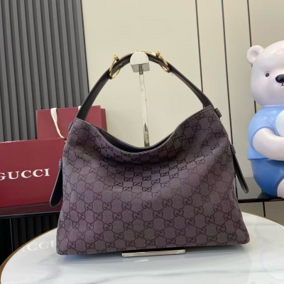 Gucci古馳 2025秋冬系列, Gucci Beatrix系列手袋採用休閒廓形，肩帶上飾以標誌性的馬銜扣細節，進一步提升時尚感。金色調配件令整款設計更顯精緻典雅的氣息，內部拉鍊口袋可安全收納隨身物品。兼具優雅與實用性，輕鬆容納日常必需品