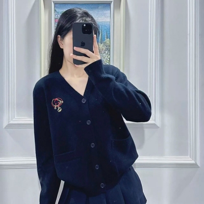 Gucci古馳 2026早春新款定制撞色刺繡V領針織開衫出貨經典刺繡圖案提花 可單穿可疊加穿戴 不同場合切換穿搭 採用進口高端定制 紗線 早春&秋冬 無敵實用，高級又百搭，現貨S/M/L