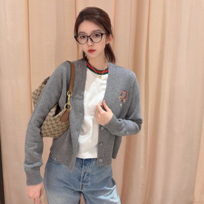 Gucci古馳 2026早春新款定制撞色刺繡V領針織開衫出貨經典刺繡圖案提花 可單穿可疊加穿戴 不同場合切換穿搭 採用進口高端定制 紗線 早春&秋冬 無敵實用，高級又百搭，現貨S/M/L