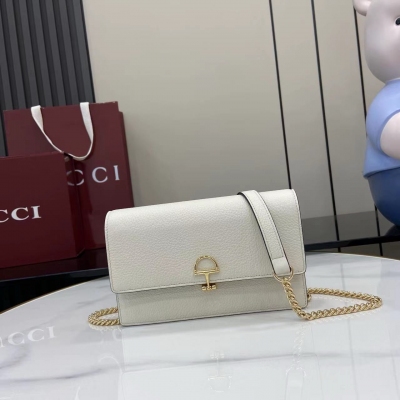 Gucci古馳 新品 這款Softbit系列肩背包匠心融蘊大號半馬銜扣造型品牌經典馬術風格配件。白色粒面牛皮革 淺金色調配件 黑色超細纖維襯裡 半馬銜扣 型號：837373。尺寸：20x13x6cm。顏色：白色/原廠皮。義大利創作 配全套原