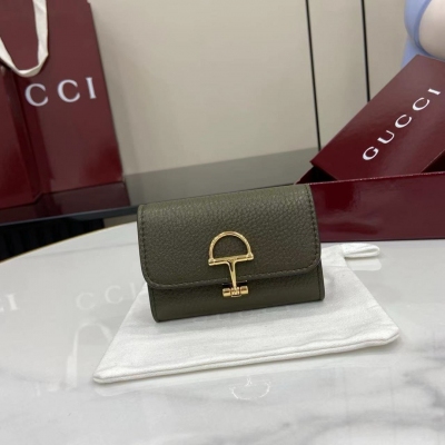 Gucci古馳 新品延續品牌深厚傳承，深化與馬術本源的聯結。半馬銜扣圖案化身為開合細節，為多款小皮件增色添彩。這款卡片夾以古馳綠色粒面牛皮革匠心打造，經典元素點綴其上。古馳綠色粒面牛皮革 淺金色調配件 半馬銜扣 內部：一個拉鍊袋、一個平口袋