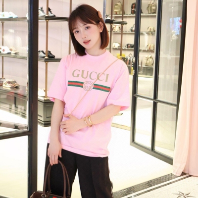 Gucci古馳 2026早春新款經典圓領立體印花字母圖案短袖T恤出貨面料舒適刺繡對版還原區別普通工藝對版的字母圖案裝飾胸前 高級百搭 修身版型剪裁 簡單精品 現貨S/M/L