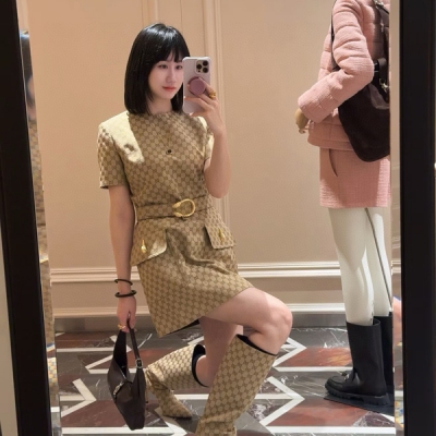 Gucci古馳 2026早春限定高級單品 Altitude系列GG平紋翻領腰帶短袖連衣裙出貨推出首個早春運動服系列Altitude，將出眾性能與典藏元素巧妙融合。這款連衣裙采翻領設計，選用GG錦綸提花面料精緻而成，防水、防風、透氣 現貨S/