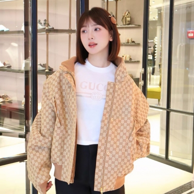 Gucci古馳 2026早春限定高級單品 Altitude系列GG平紋針織高領外套出貨推出首個早春運動服系列Altitude，將出眾性能與典藏元素巧妙融合。這款外套採用立領設計，選用三層GG錦綸提花面料精緻而成，防水、防風、透氣 現貨S/M