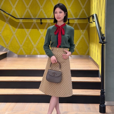 Gucci古馳 2026早春新款精紡棉質老花格紋腰帶半裙出貨精紡棉質質感高級 通體撞色提花 款式更顯正式立挺 吸睛亮點 凸顯腰身線條增添女性氣質和曲線美感 既突出細節又切分比例 上身時復古摩登 現貨S/M/L/XL 腰帶半裙
