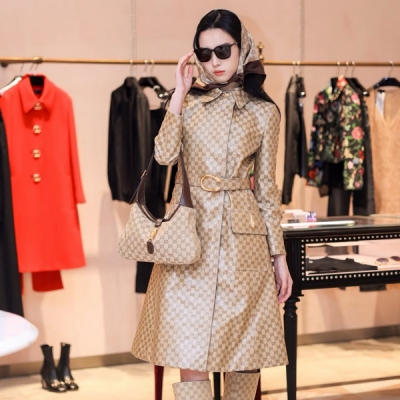 Gucci古馳 2026早春限定高級單品 Altitude系列GG提花塗層翻領長款腰帶大衣外套出貨推出首個早春運動服系列Altitude，將出眾性能與典藏元素巧妙融合。這款外套采翻領設計，選用GG錦綸提花面料精緻而成，防水、防風、透氣 現貨