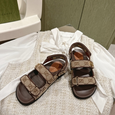 Gucci古馳 春夏新品雙G扣沙灘魔術貼涼鞋 夏天必備懶人福音鞋 誰穿誰美！很輕盈上腳意外的舒適 還不挑腳型 簡約的魔術貼設計很耐看 可調節大小 五金扣原版開模電鍍，不易褪色 面料採用原版定制材質 內裡羊皮很舒服不刮也不磨腳 原版開模定制大