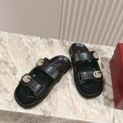 Gucci古馳 春夏新品雙G扣沙灘魔術貼涼鞋 夏天必備懶人福音鞋 誰穿誰美！很輕盈上腳意外的舒適 還不挑腳型 簡約的魔術貼設計很耐看 可調節大小 五金扣原版開模電鍍，不易褪色 面料採用原版定制材質 內裡羊皮很舒服不刮也不磨腳 原版開模定制大