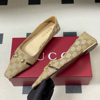 Gucci古馳 Vittoria系列女士淺口鞋GUCCI經典馬銜扣小方頭貓跟單鞋可踩跟兩穿高跟鞋 2026春夏系列全新上市。該鞋款於《LaFamiglia》系列的 La Flora 與 La Contessa 兩款造型中亮相。Vittori