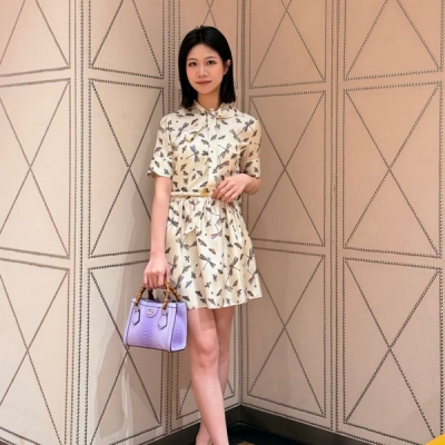 Gucci古馳 2026春夏新款 茹伊花卉印花立領蝴蝶結短袖腰帶連衣裙出貨最經典的版型親膚舒適 搭配精緻紐扣，不遺漏每一個細節品質出貨 飾以本季主打的印花圖案，將花卉融入襯衣連衣裙全新演繹。可系上腰帶突顯腰部曲袋，井與其他印花単品搭配打造精