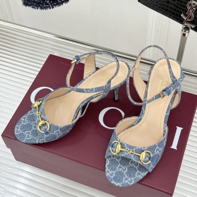Gucci古馳 2026WF新品馬銜扣老花魚嘴高跟涼鞋，以經典馬銜扣續寫意式傳奇，魚嘴剪裁輕露趾尖，纖細貓跟勾勒曼妙線條，慵懶拖鞋廓形平衡優雅與隨性。標誌性金屬馬銜扣熠熠生輝。魚嘴鞋型悄然勾勒趾尖弧度，複刻黃金時代的含蓄性感，與涼鞋的慵懶隨