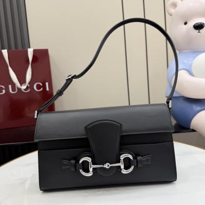 Gucci古馳 這件單品出自Gucci Primavera系列。Horsebit Ristretto系列以義大利以濃烈著稱的濃縮咖啡名字命名，詮釋Gucci經典元素的精煉表達。這款結構化設計的肩背包上飾有標誌性配件，成就隨身造型。黑色皮革滾