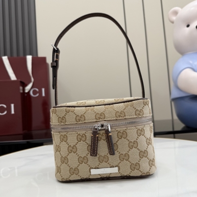 Gucci古馳 這件單品出自Gucci Primavera系列。Gucci Tag系列的設計同步城市節奏。經典GG帆布面料貫穿於多功能迷你手袋的廓形設計中，並綴飾“Gucci Made in Italy”金屬標籤，令整款單品更加精緻。沙色和