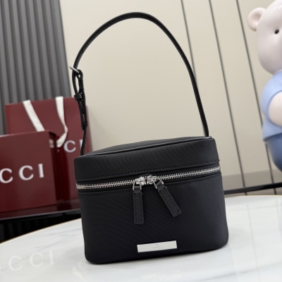 Gucci古馳 這件單品出自Gucci Primavera系列。Gucci Tag系列的設計同步城市節奏。同色系色調和緊湊造型使這款迷你手袋成為打造日常造型的時尚單品。採用耐用尼龍面料製作，正面綴飾“Gucci Made in Italy”