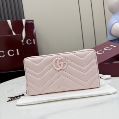 Gucci古馳 品牌標誌性GG Marmont系列甄選柔軟牛皮革打造全拉鍊式錢包，成就別致廓形。雙G造型配件搭配琺瑯飾面，令整體設計更臻完滿。粉色絎縫V型納帕皮 同色調琺瑯配件 雙G 12個卡片隔層和3個鈔票隔層 拉鍊零錢袋 全拉鍊開合 型