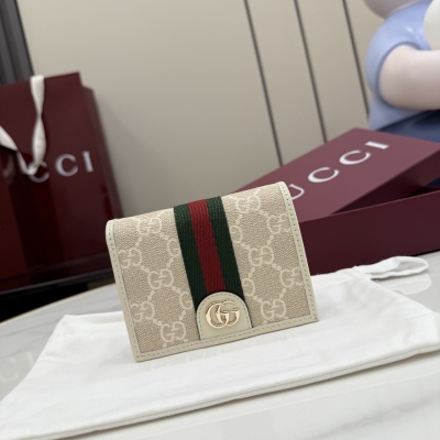 Gucci古馳 新品 Ophidia系列亮眼呈獻新穎廓形與實用功能性設計，以標誌性米色和燕麥配色匠心演繹，締就質地柔軟的配飾單品，這款錢包便是其中一款代表作。白色和燕麥色柔軟GG Supreme 白色皮革滾邊 淺金色調配件 棕色塔夫綢襯裡