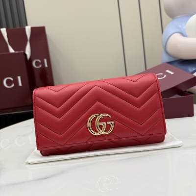 Gucci古馳 品牌標誌性GG Marmont系列甄選柔軟皮革打造長款錢包，成就別致廓形。雙G造型配件搭配淺金色調飾面，令整體設計更臻完滿。亮紅色絎縫V型納帕皮 淺金色調配件 亮紅色塔夫綢襯裡 雙G 內部：12個卡片隔層和2個鈔票隔層，2個