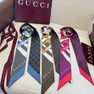 Gucci古馳 GG字母款式經典，造型修長，兩端尖角設計，上身效果非常贊！隨意一搭就是那麼完美！飄帶有超多用途：領巾、發帶、包包配飾、腰帶等等，超好駕馭 夏季配衣服 冬季配包包 頂級真絲光澤感超級強 精美無比，這款真的是一定要入手的 5X1