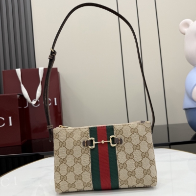 Gucci古馳 Generation Gucci古馳世代系列深入探索品牌的典藏元素，將不同世代的設計融合為統一的美學敘事。小皮具設計向馬銜扣致敬，將標誌性配件細節與Web條紋織帶融合，注入復古優雅氣息。這款款式採用GG帆布製作，並配有可調節
