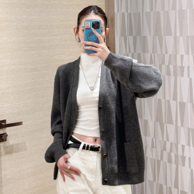 LV路易威登 2025fw 高級灰開衫 V領設計俐落大氣，三顆金屬紐扣點綴出精緻細節，兩側口袋實用又顯隨性 從細節處彰顯品牌格調，無論是通勤時的幹練疊穿，還是休閒日的隨性單搭，都能輕鬆塑造出輕奢雅致的型格 SM
