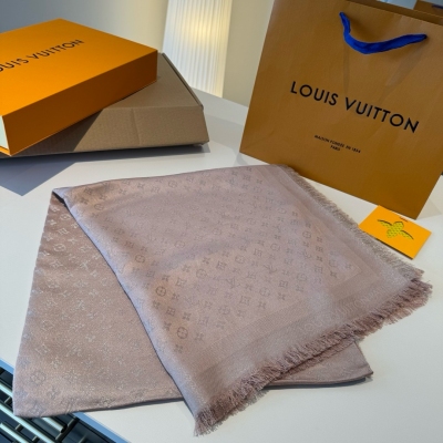 LV路易威登 Petit Louis 披肩以提花工藝和雙色紗線織就 Monogram 圖案。輕軟絲絨混紡裁出小幅尺寸，搭配流蘇飾邊，實現多種造型可能。全幅 Monogram 提花織紋 底部飾有路易威登標識50桑