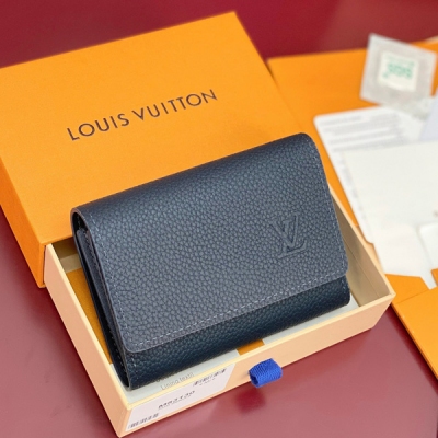 LV路易威登 M26250 寶藍！凹凸標！Victor 錢包、這款小巧的Victor錢包以Monogram Shadow牛皮製作，牛皮細緻的Monogram壓花圖案，散發「低調奢華」的氣質。錢包內層間隔實用，設