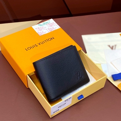 LV路易威登 M83128 凹凸標！黑色！Multiple 短夾！頭層牛皮製作、錢夾設計清爽簡潔，Monogram Shadow 牛皮革面料質地十分柔軟，飾有標誌性 Monogram 壓紋。尺寸小巧，極為便攜，