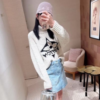 LV路易威登 2025秋冬新款滑雪限定系列提花撞色針織高領上衣出貨冬季氛圍感滿滿經典延續絕對是心頭愛啊，幸運星嵌織 山羊毛針織面料，手感細軟舒適，標誌橫條圖案撞色嵌織，打造滑雪場前衛搶眼的整體造型，頌揚運動中優