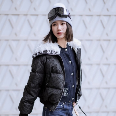 LV路易威登 2025秋冬新款羽毛 拼接領短款麵包服版型拉鍊羽絨服出貨定制金屬質感超贊超飽滿羽毛 領時髦度貴貨細節滿分 實在太好看啦！減齡帥氣少女風 麵包服版型隨性搭配超時髦 國標90白鵝絨填充！輕盈保暖又舒適