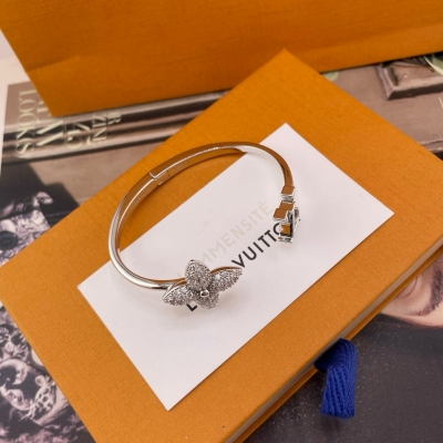 LV路易威登 綠滿鑽尖葉花開口手鐲！ 現貨火爆全網！絕美手鐲！送包裝！開口設計，很好佩戴愛了愛了靈感來自經典Monogram花卉，四片花瓣鑲滿水晶中央LV字母標誌，巨百搭，超級仙，超bling辨識度超高上手輕盈