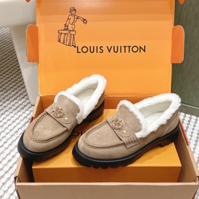 LV路易威登 2025s秋冬新款 厚底 羊毛樂福鞋，這款Louis Vuitton羊毛樂福鞋採用磨砂羊皮鞋面，搭配柔軟羊毛內襯，秋冬穿超保暖!鞋面有經典LV金屬標誌，質感滿分。厚底橡膠鞋底防滑又增高，走路更穩!