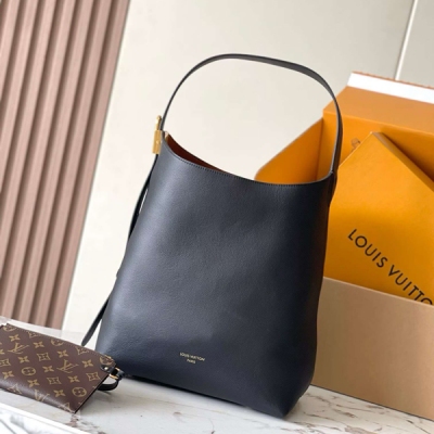 LV路易威登Louis Vuitton LOUIS VUITTON LV路易威登 【特級MB晶片版原廠皮】【Low Key Hobo 中號手袋】 以柔軟牛皮革勾勒簡雅線條，搭配絨面內襯釋放潮流氣息，盡顯品牌精湛匠藝。型號：M24856動態晶
