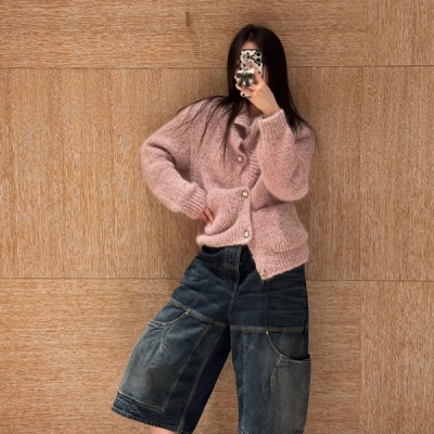 LV路易威登 2026fw 彩色紗線翻領開衫 藕粉色底糅合多彩雜線編織 翻領設計搭配金屬按扣 細節感拉滿 軟糯羊毛混紡面料親膚保暖 寬鬆版型不挑身形 秋冬輕奢穿搭必備 SML